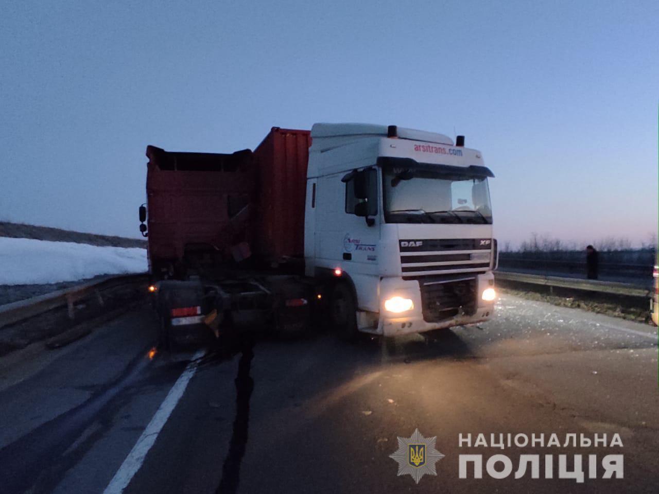 На Одещині поліцейські встановлюють обставини смертельної ДТП за участю двох вантажівок