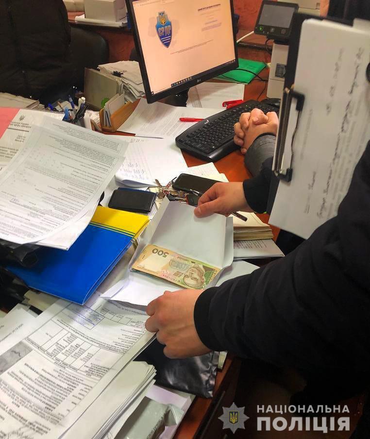 На Черкащині чоловік запропонував посадовцю поліції «кришувати» мережу гральних закладів за 150 тисяч гривень щомісяця - внутрішня безпека Нацполіції