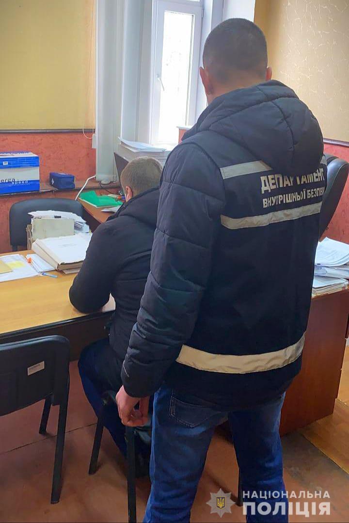 На Черкащині чоловік запропонував посадовцю поліції «кришувати» мережу гральних закладів за 150 тисяч гривень щомісяця - внутрішня безпека Нацполіції