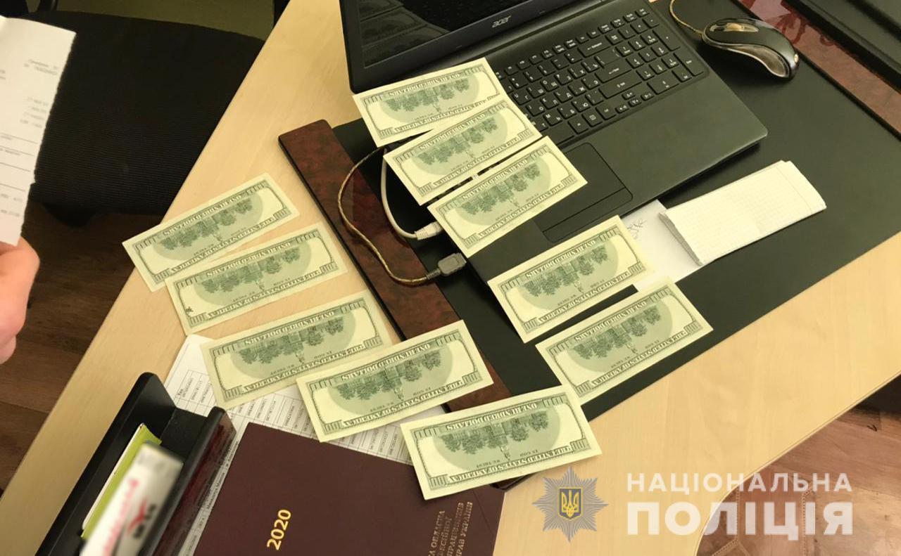 На Дніпропетровщині чоловіка затримали за спробу підкупу працівника поліції