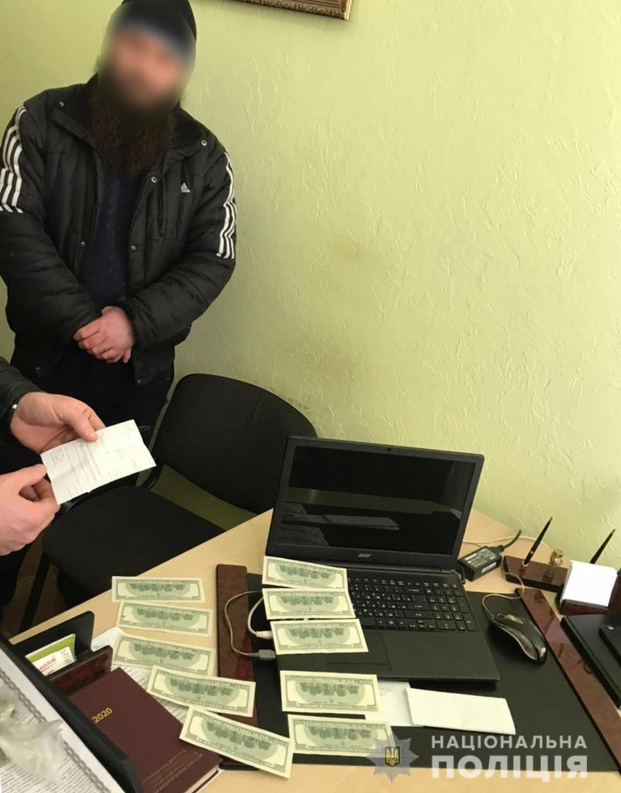 На Дніпропетровщині чоловіка затримали за спробу підкупу працівника поліції