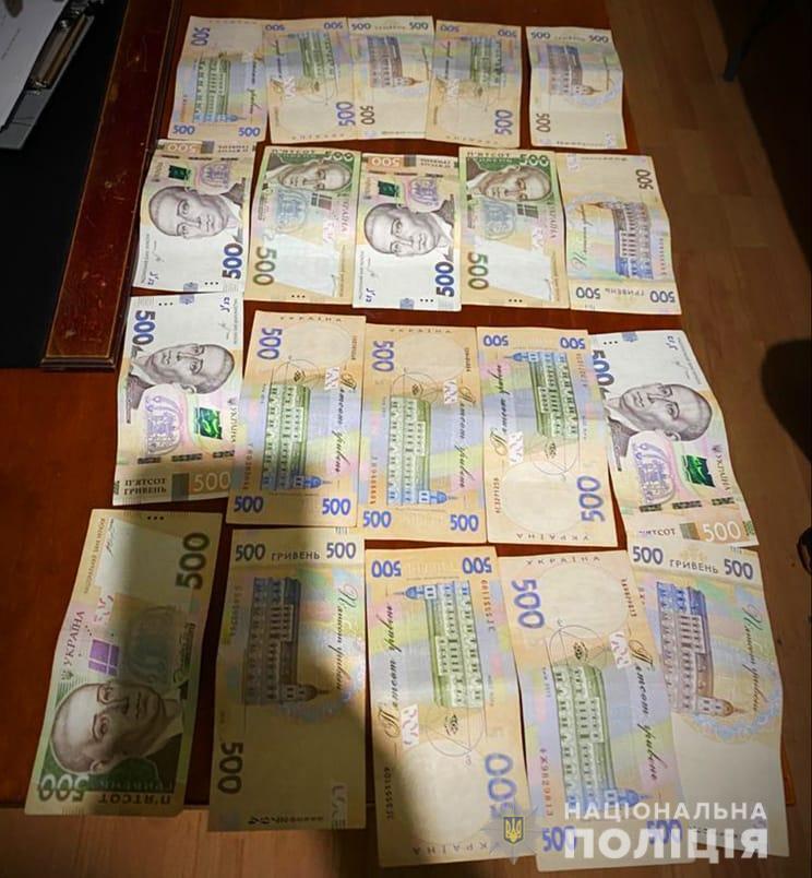 У Дніпрі поліція задокументувала чоловіка на передачі хабаря правоохоронцю