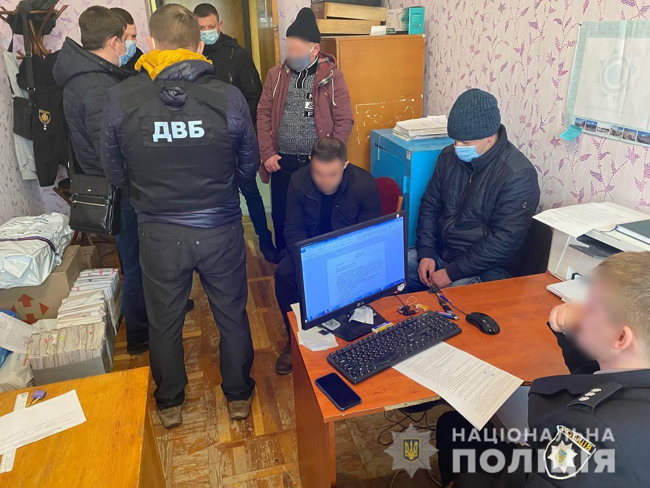 Правоохоронці Житомирщини затримали двох чоловіків за спробу підкупу поліцейських