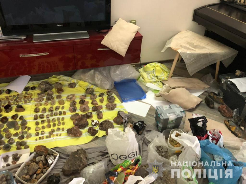 Правоохоронці викрили схему незаконного видобутку дорогоцінного каміння