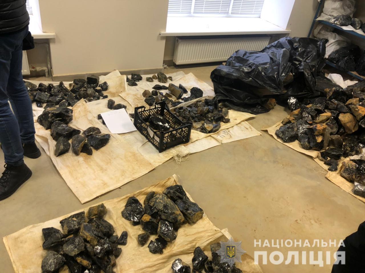 Правоохоронці викрили схему незаконного видобутку дорогоцінного каміння