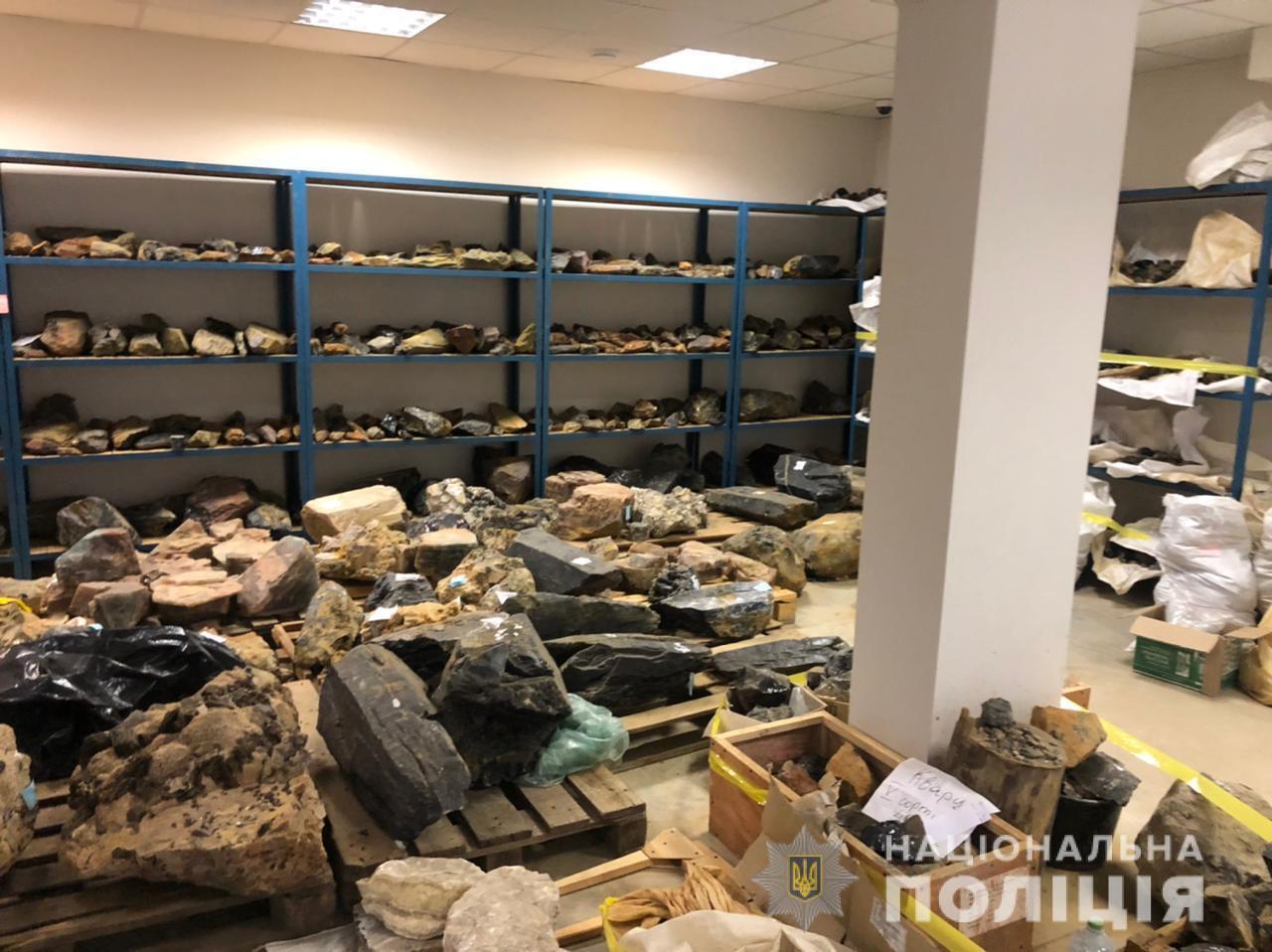 Правоохоронці викрили схему незаконного видобутку дорогоцінного каміння