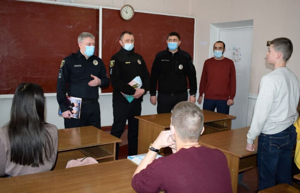 Поліцейські Покровська відзначили місцевих школярів, які допомогли затримати зловмисника