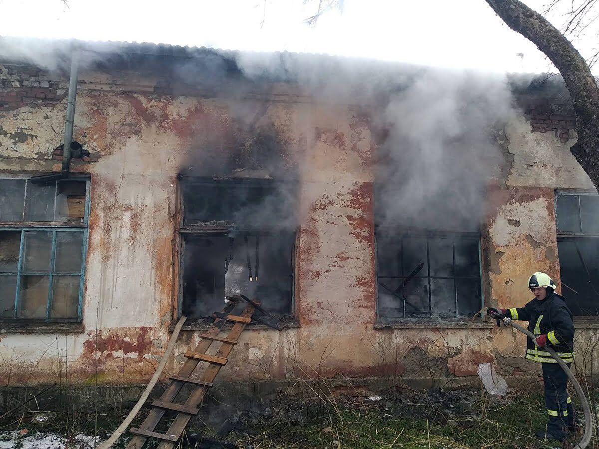 У Закарпатській області рятувальники ліквідували пожежу в приміщенні для ремонту автомобілів