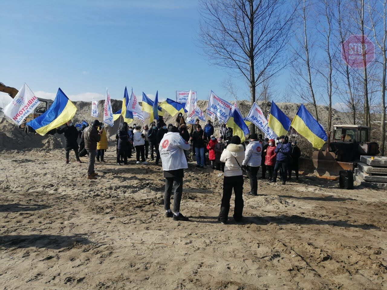  Інвестори ЖК «Патріотика на озерах» вийшли на протест через крадіжки піску з місця забудови Фото: СтопКор