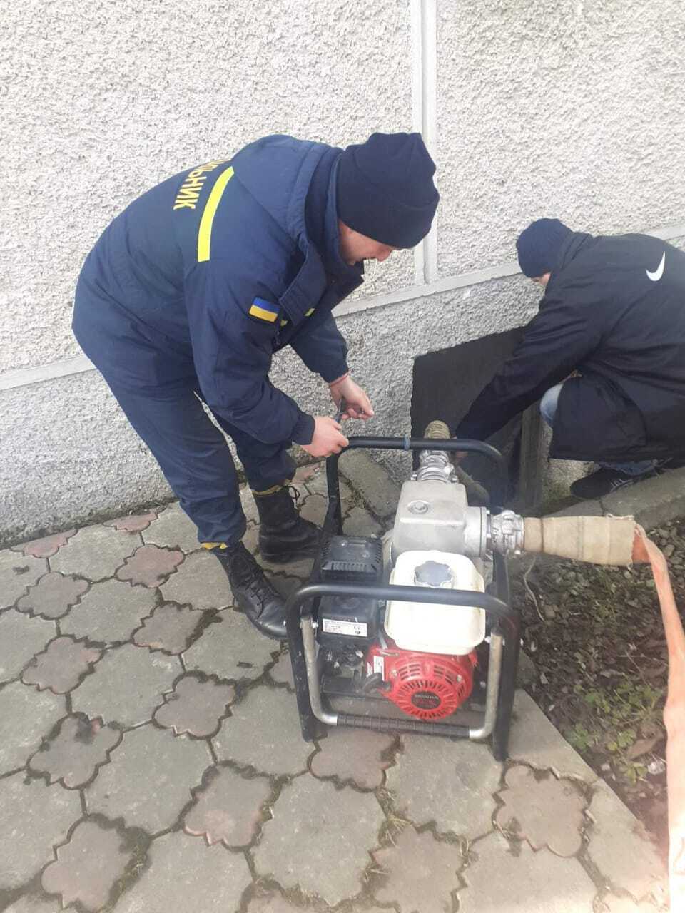 Івано-Франківська область: рятувальники відкачали воду з підвальних приміщень