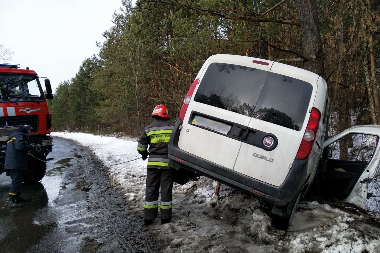Хмельницька область: рятувальники деблокували травмовану 43-річну жінку з понівеченого внаслідок ДТП автомобіля