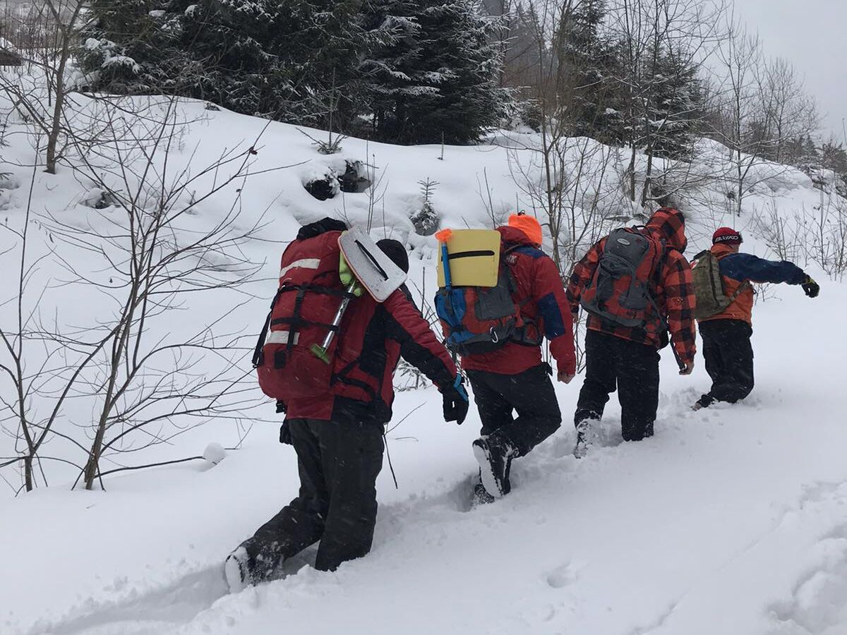 Закарпатські рятувальники відшукали в горах групу з п’яти туристів
