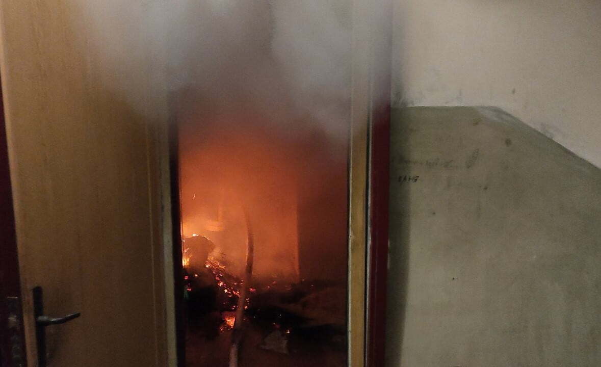 Донеччина: під час гасіння пожежі в квартирі вогнеборці врятували чоловіка