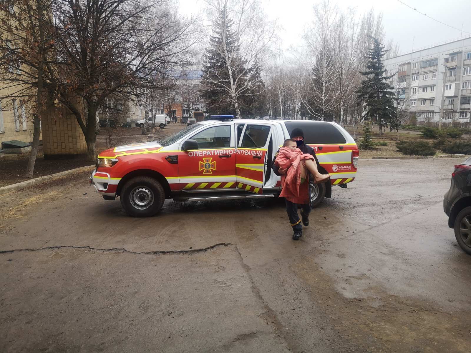 Донецька область: рятувальники транспортували до лікарні хлопчика, який провалився під кригу