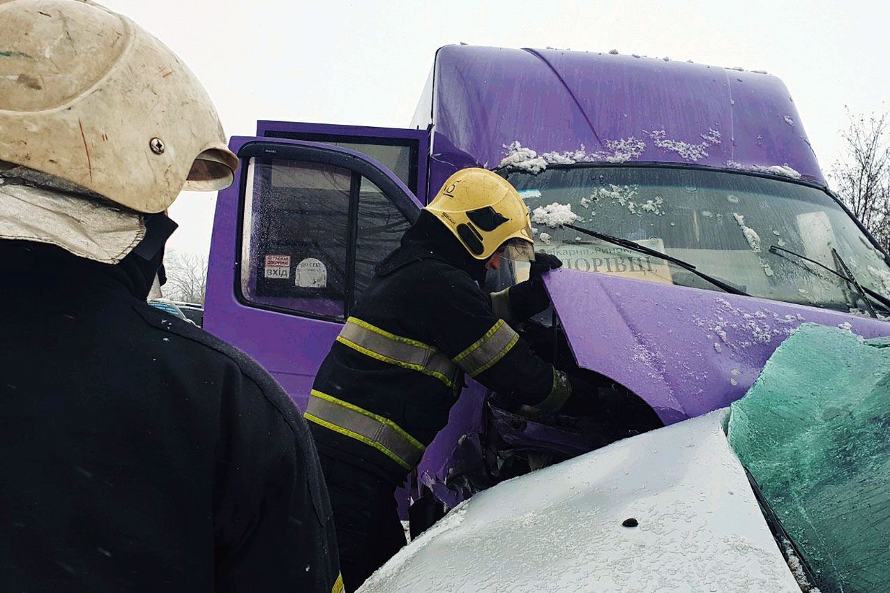 Хмельницька область: рятувальники допомогли ліквідувати наслідки ДТП за участі рейсового автобуса та легковика (ВІДЕО, ФОТО)