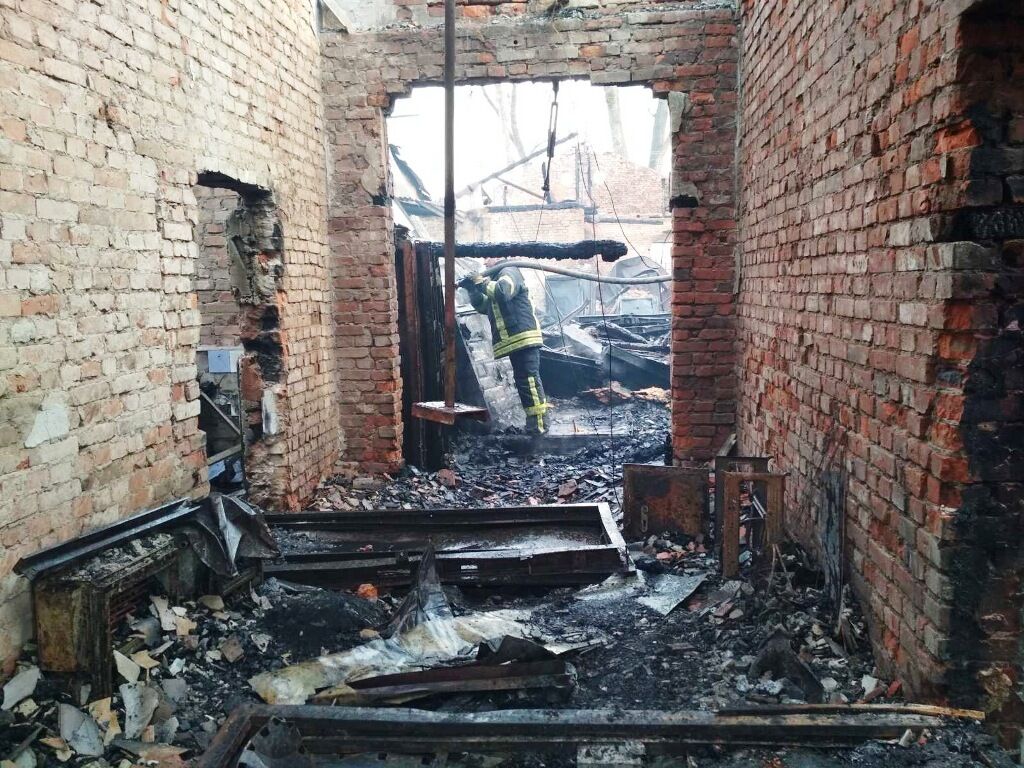 Житомирська область: рятувальники загали складське приміщення, де виготовляли металеві двері