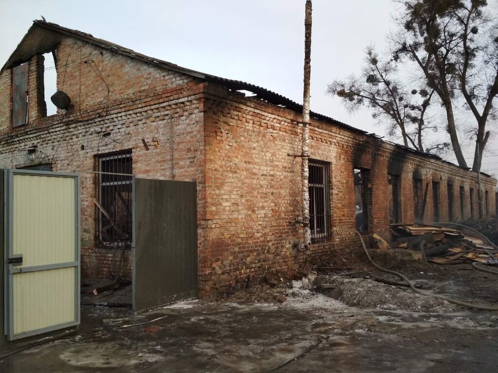 Житомирська область: рятувальники загали складське приміщення, де виготовляли металеві двері