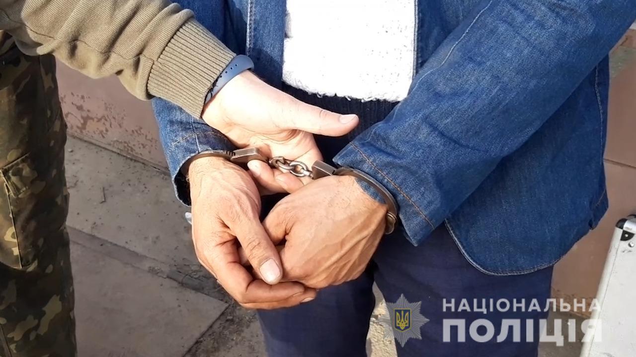 На Одещині поліцейські оголосили підозру двом чоловікам у незаконному позбавленні волі та викраденні 23-річної дівчини