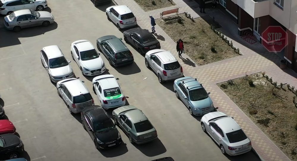  Машини хаотично паркують прямо у подвір'ї Фото: СтопКр