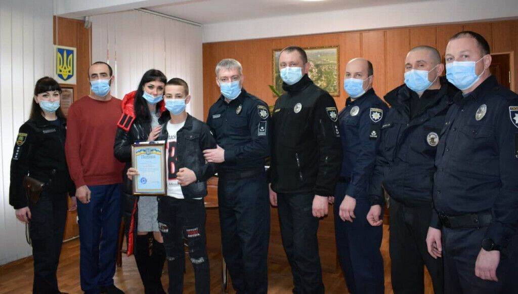 Поліцейські Покровська відзначили місцевих школярів, які допомогли затримати зловмисника