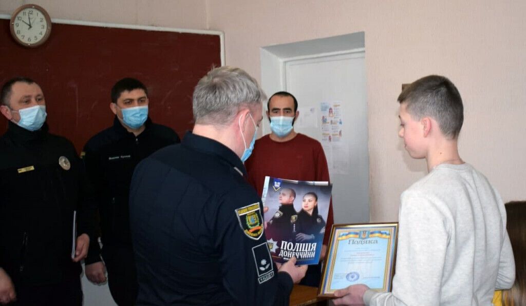 Поліцейські Покровська відзначили місцевих школярів, які допомогли затримати зловмисника