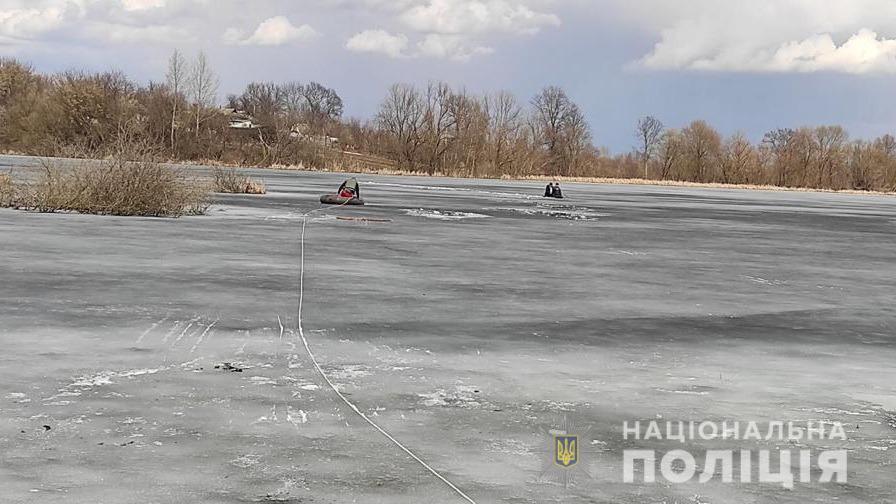 На Сумщині поліцейські спільно з працівниками ДСНС та громадськістю врятували двох рибалок, які провалилися під лід