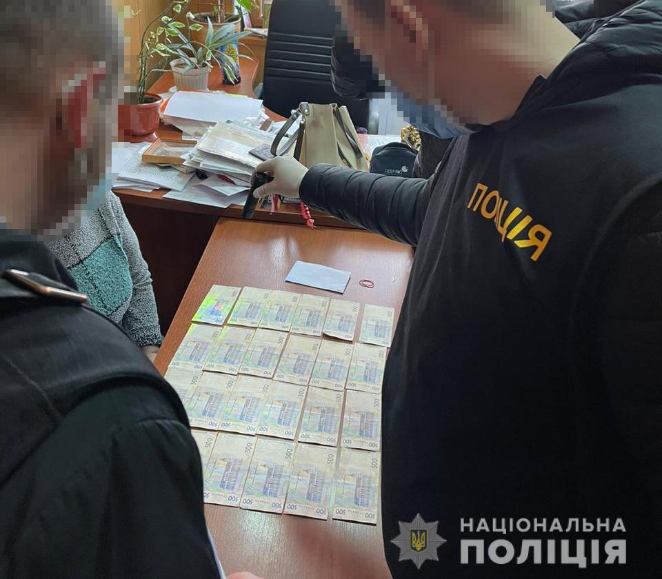 На Луганщині поліцейські викрили в організації системи «відкатів» посадовців одного з обласних будинків-інтернатів для громадян похилого віку та інвалідів