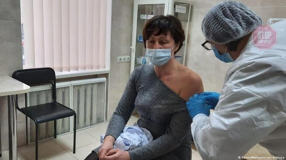  Завідувачка амбулаторії у Вінниці Людмила Бойко отримує щеплення від коронавірусу