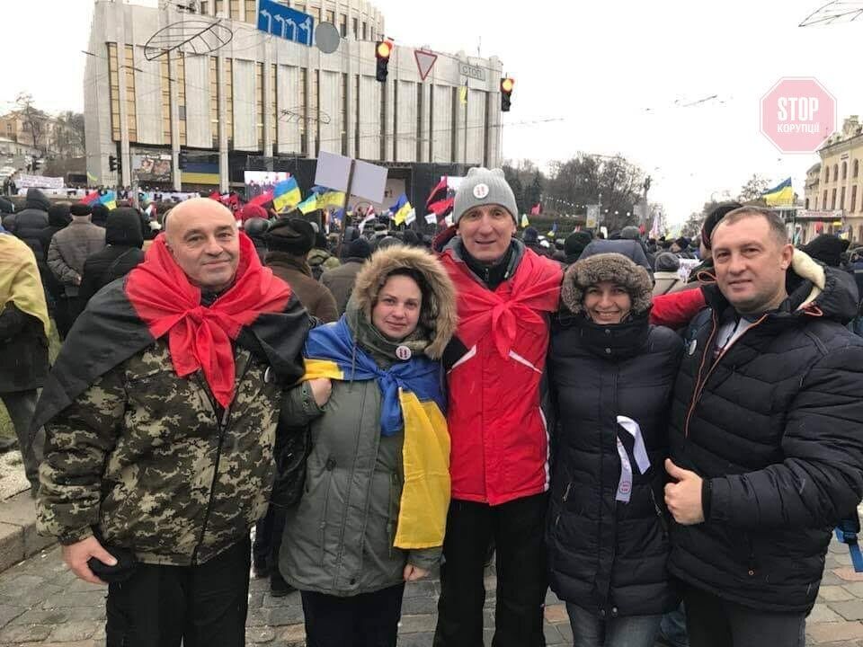  Подружжя Грищенків з однодумцями на Майдані Незалежності. Фото: соціальні мережі