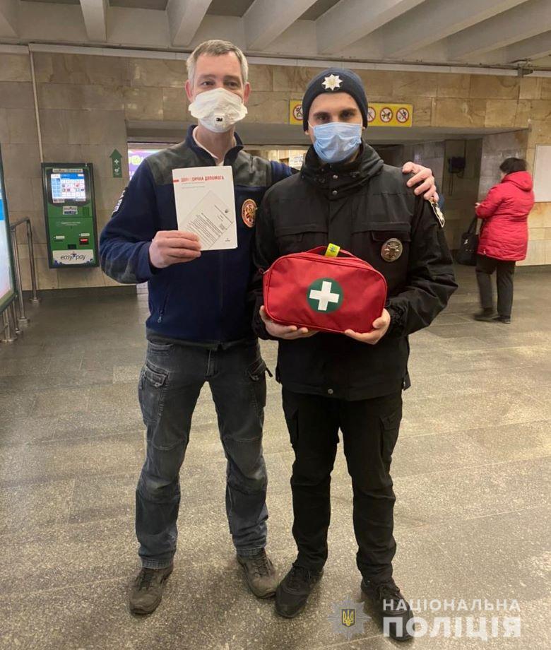 У Києві поліцейський врятував життя пасажиру підземки, в якого стався серцевий напад
