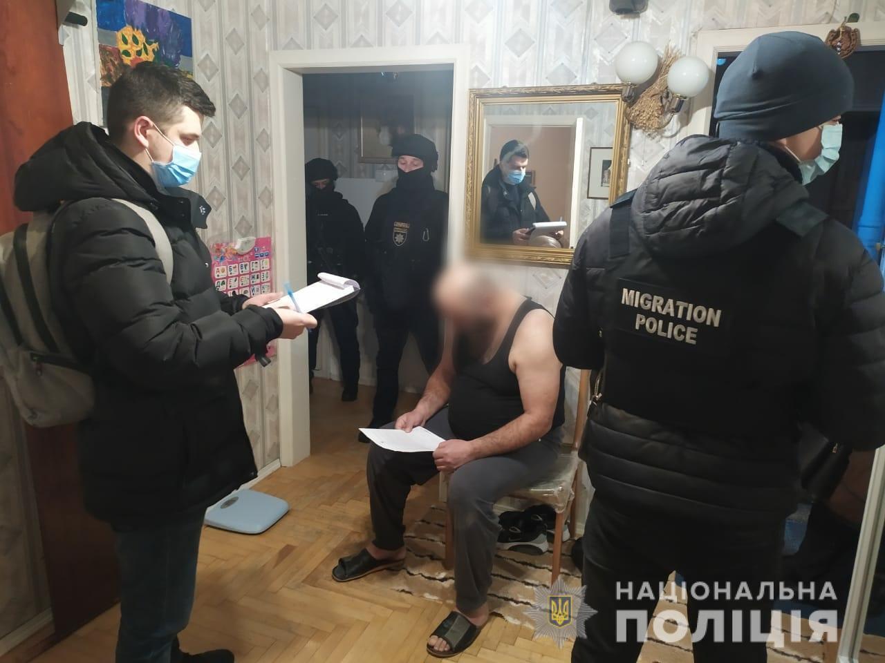 Нацполіція викрила схему незаконної легалізації іноземців на території України