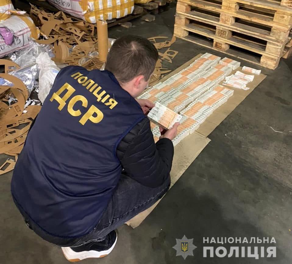 Одеські правоохоронці завадили потраплянню на ринок підроблених марок акцизного податку України на 40 млн грн