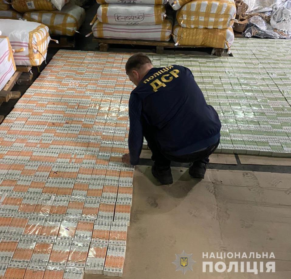 Одеські правоохоронці завадили потраплянню на ринок підроблених марок акцизного податку України на 40 млн грн