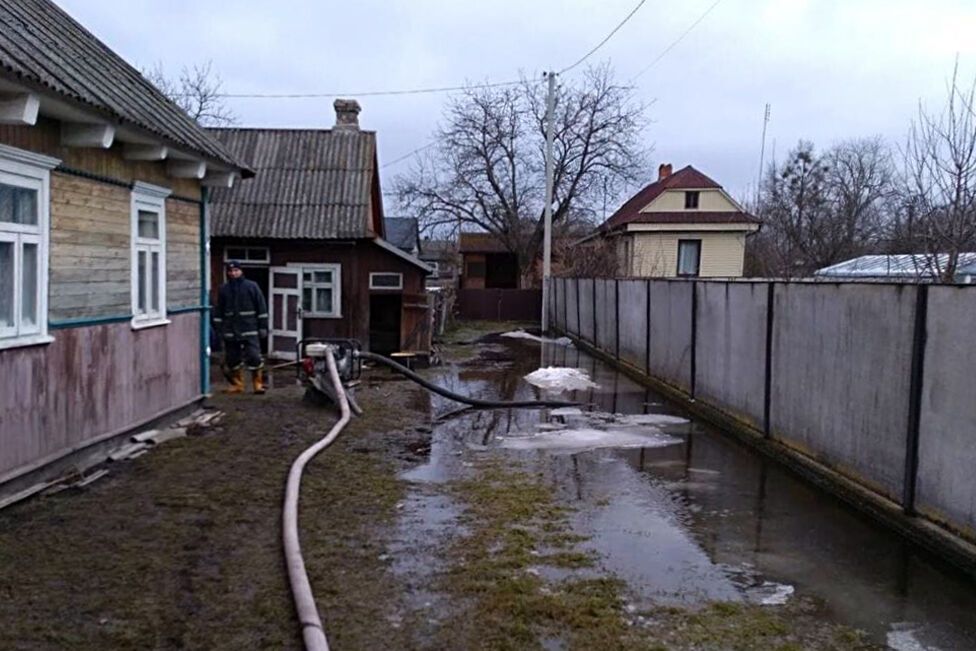 На Волині рятувальники відкачали понад 350 кубометрів талої води з присадибних ділянок