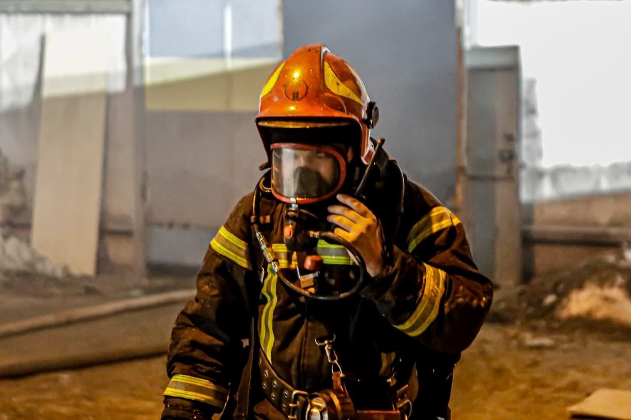 Київ: вогнеборці ліквідували пожежу на території приватної садиби