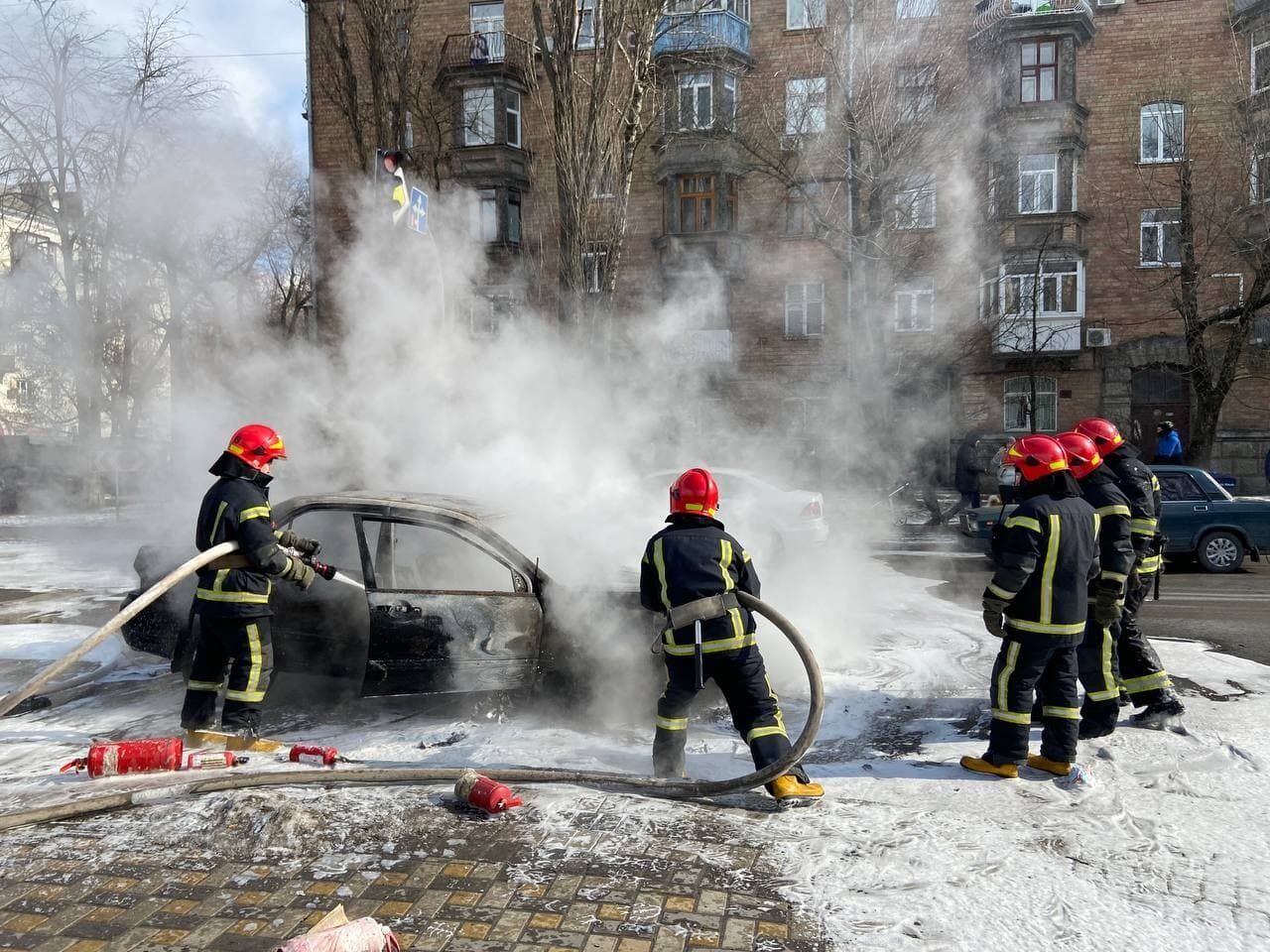 Столичні рятувальники ліквідували пожежу в автомобілі