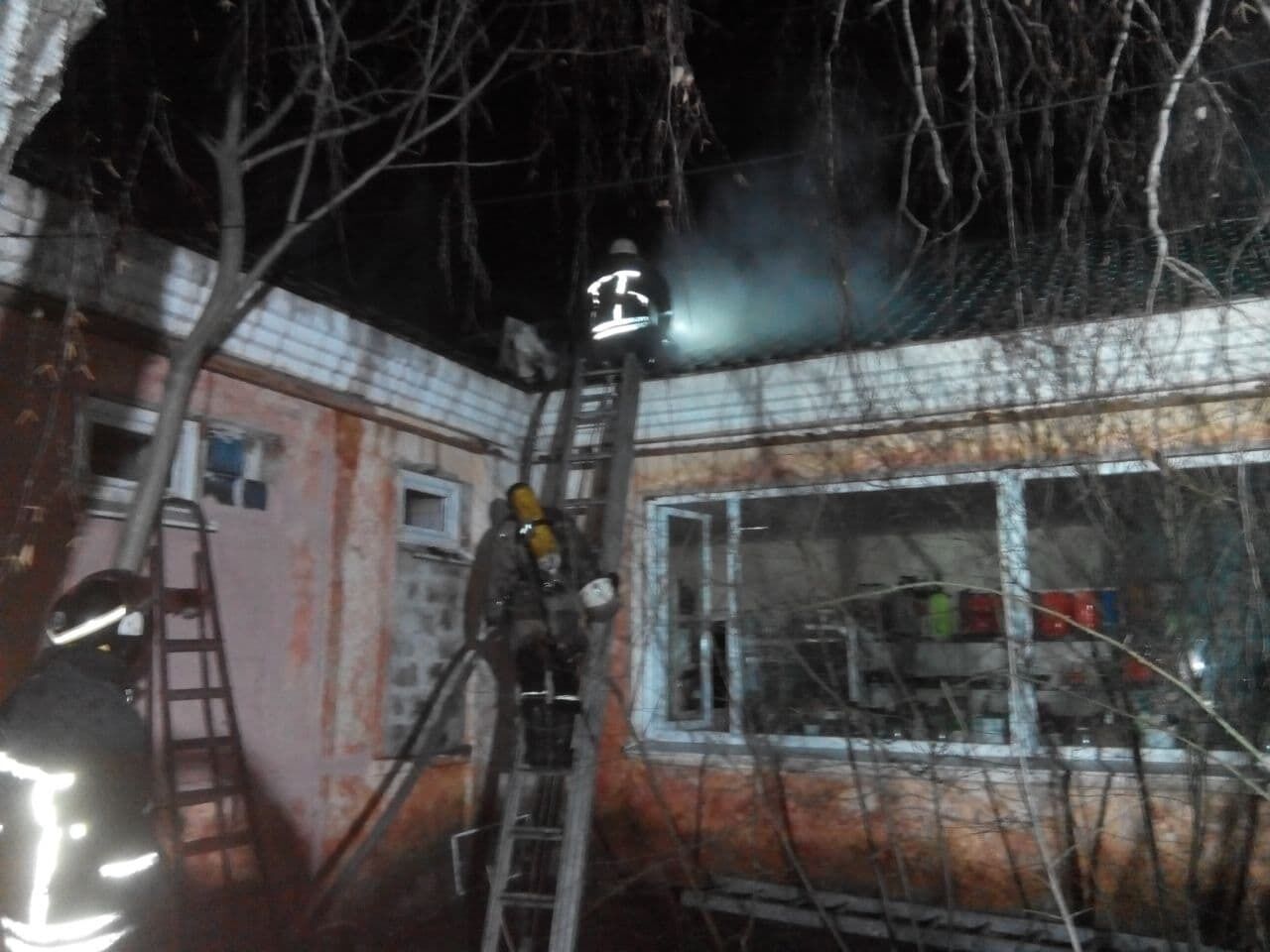 м. Бердянськ: вогнеборці ліквідували пожежу у магазині
