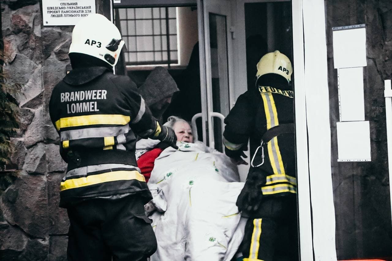 м. Київ: ліквідовано пожежу у трьоповерховій будівлі для літніх людей