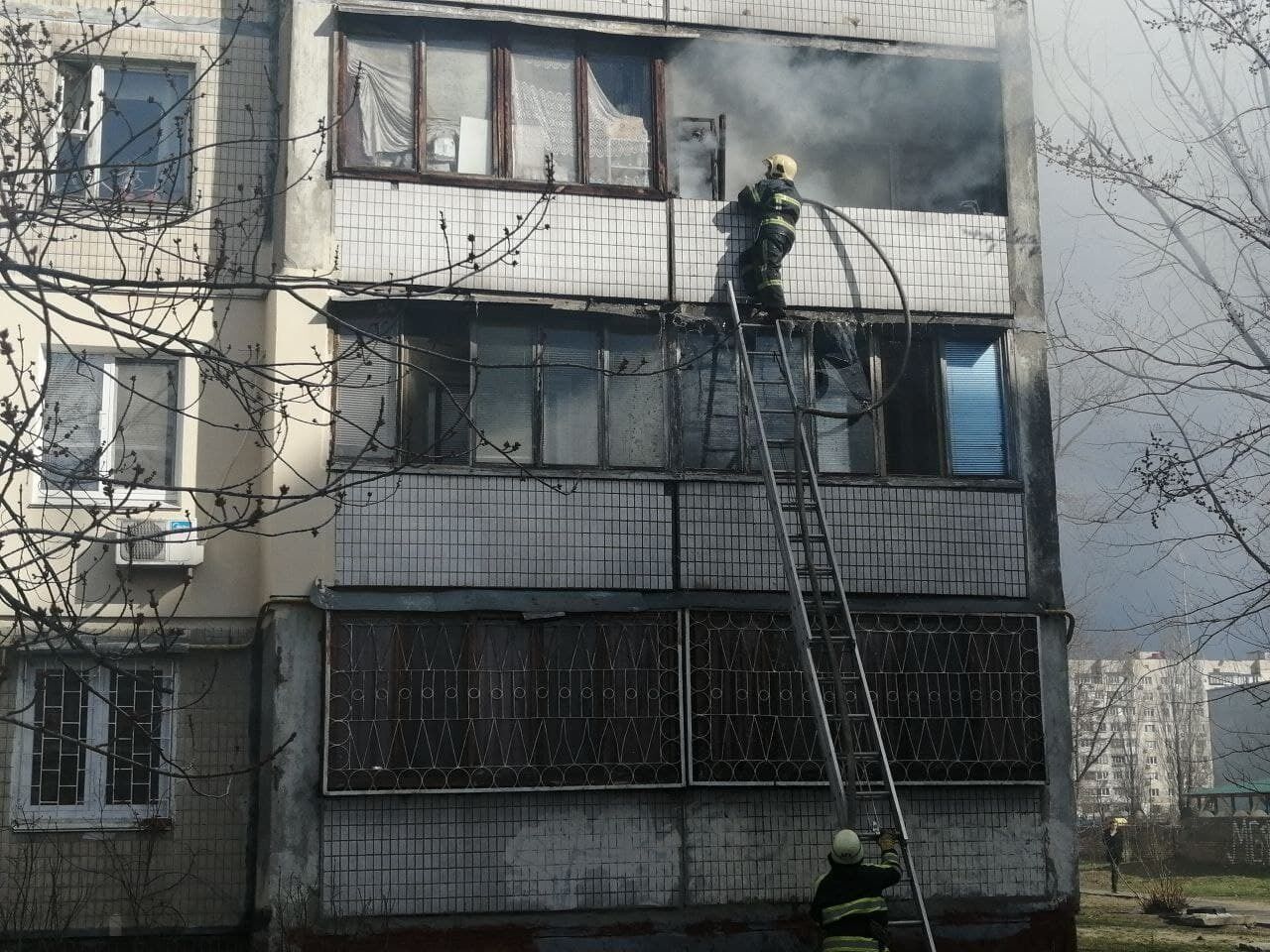 м.Київ: рятувальники ліквідували пожежу на балконі однієї з квартир