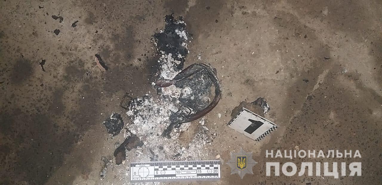 Поліцейські оголосили підозри жительці Чорноморська та її другові з Харківщини у спробі спалити автомобіль колишнього співмешканця жінки