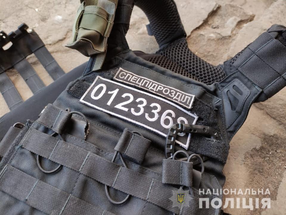 На Луганщині затримано чоловіка, який з ножем напав на поліцейського