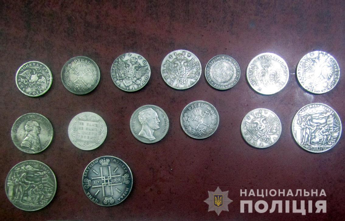 Поліцейські Чернігівщини затримали іноземця за продаж пенсіонеру за півмільйона гривень несправжніх «царських монет»