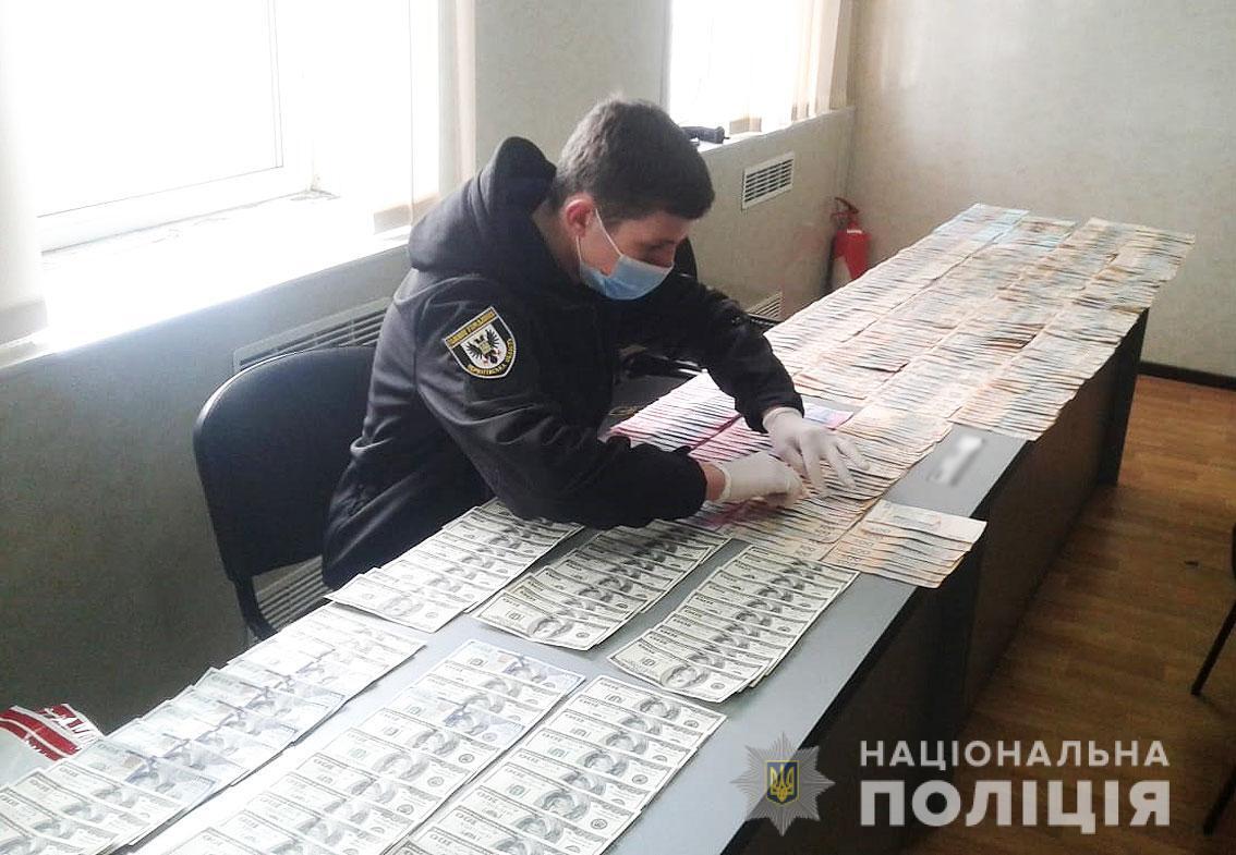 Поліцейські Чернігівщини затримали іноземця за продаж пенсіонеру за півмільйона гривень несправжніх «царських монет»