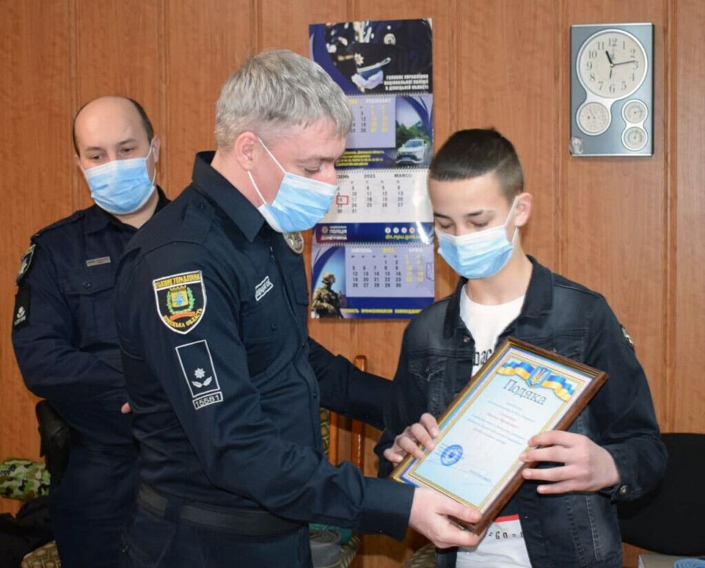 Поліцейські Покровська відзначили місцевих школярів, які допомогли затримати зловмисника