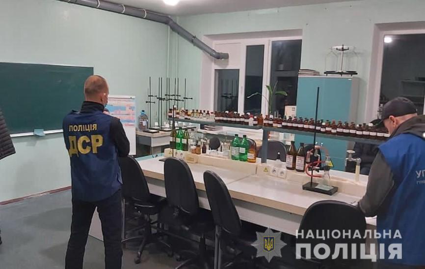 На Полтавщині правоохоронці викрили злочинну групу, яка збувала наркотики через інтернет-магазини