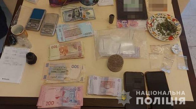 Оперативники поліції Києва провели спецоперацію із затримання групи наркоділків