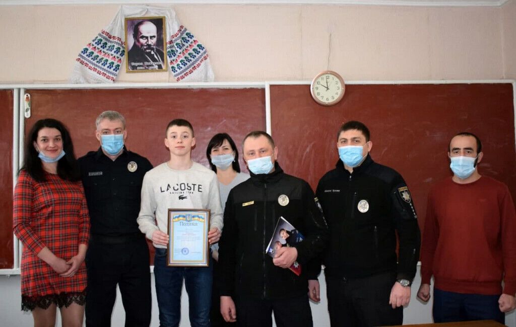 Поліцейські Покровська відзначили місцевих школярів, які допомогли затримати зловмисника