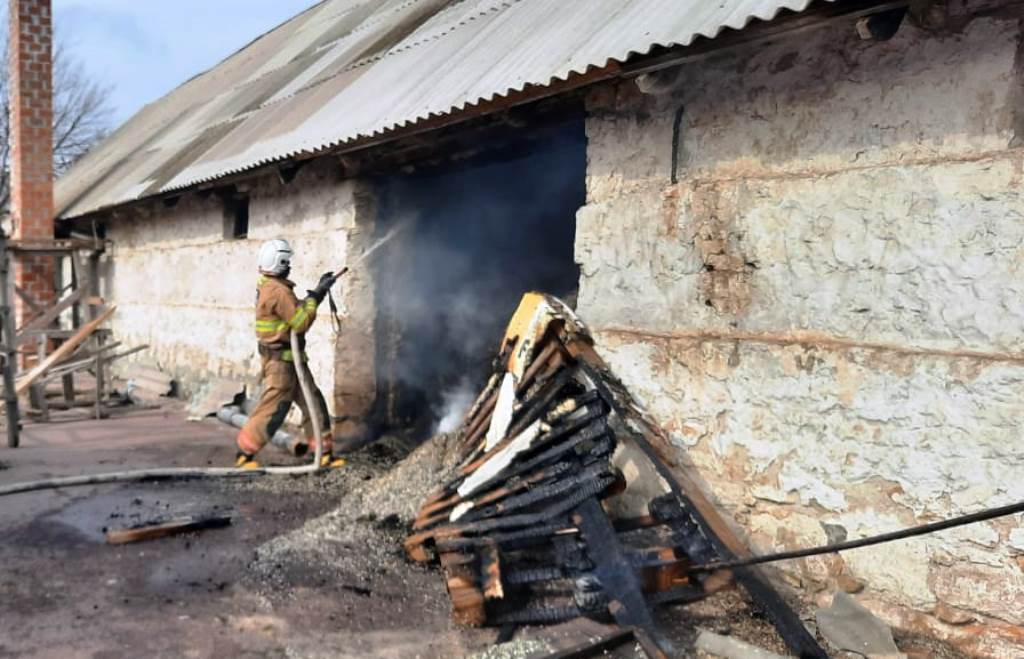 Херсонщина: у Нововоронцовському районі рятувальники ліквідували пожежу складської споруди з відходами соняшнику