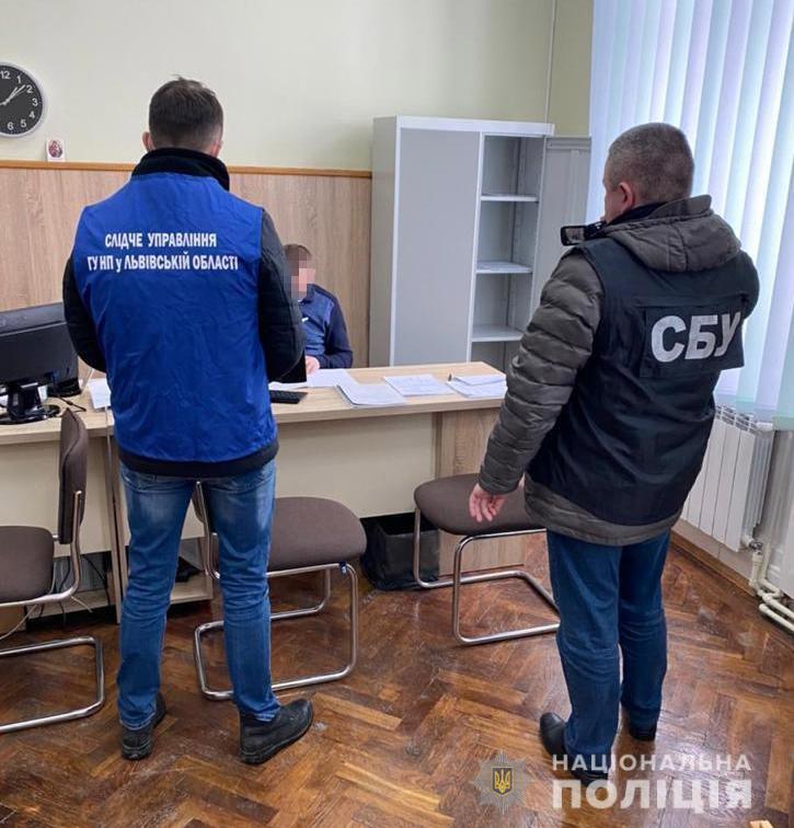 На Львівщині правоохоронці затримали посадовця міської ради під час одержання хабаря
