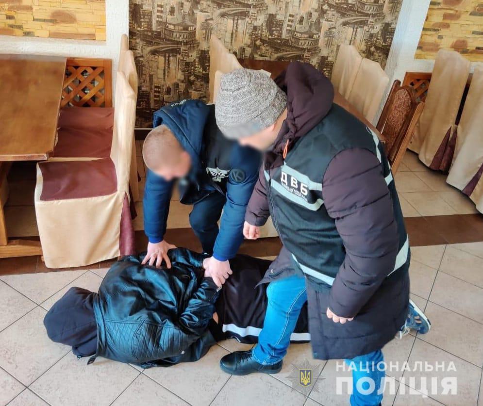 У Кіровоградській області поліція затримала чоловіка, який намагався підкупом уникнути покарання за груповий розбій